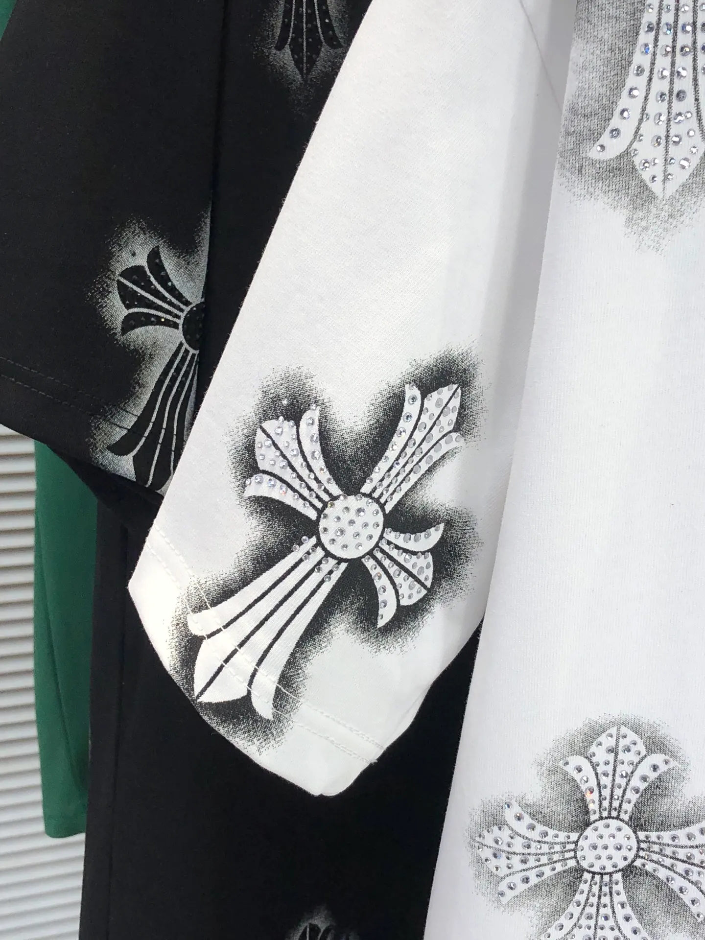 🅿️200 CH Croxin 2025 Spring and Summer New Style Round Neck Short Sleeves Dot Printing ➕ Scattered Diamond Craftsmanship Full of Details Made of High Weight 320g Double Yarn Combed Cotton Fabric Slightly Loose Fit Fabric Feels Soft and Thick Uniform Style for Men and Women Color: Black White Green Code Number: SMLXLXXL